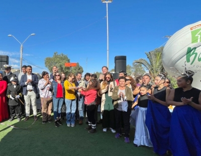 Familia posan con autoriades