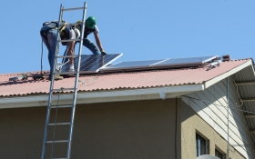 Personas instalando panel solar