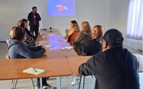 Funcionario Serviu dictando charla