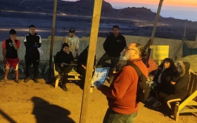 Funcinoarios Serviu entregando informacion a familias