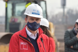 Ministro Ward invita a postular a la tarjeta banco de materiales