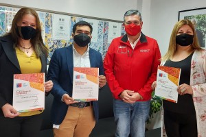 Embajadores Recibiendo Premio