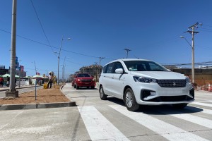 Vehiculo pasando por nueva via