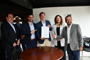 Autoridades firman compra de terreno