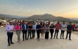 Autoridades y familias en corte de cinta