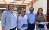 Familias con autoridades muestran certificado subsidio