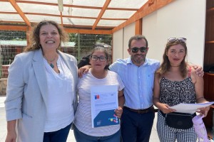 Familias con autoridades muestran certificado subsidio