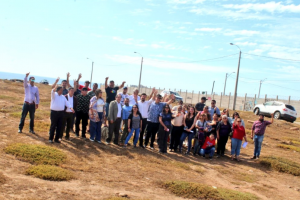 Familias y autoridades saludan