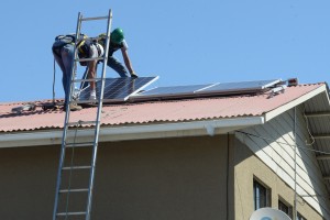 Personas instalando panel solar