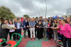 Autoridades y vecinos cortan cinta