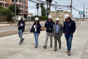 Funcionarios y autoridades MINVU en terreno