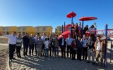 Autoridades con familias beneficiadas