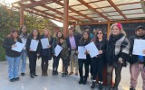 Beneficiarios posan con certificado de subsidio