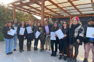 Beneficiarios posan con certificado de subsidio