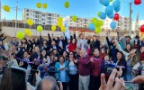 Familias celebrando corte de cinta