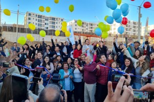 Familias celebrando corte de cinta