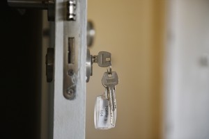 Llaves en puerta de hogar