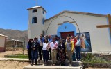 Autoridades con beneficiarios posan para foto