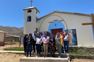 Autoridades con beneficiarios posan para foto